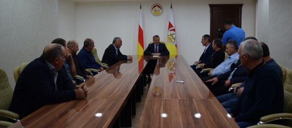 Президент Анатолий Бибилов вручил государственные награды дорожникам Президент Анатолий Бибилов вручил государственные награды дорожникам - Sputnik Южная Осетия