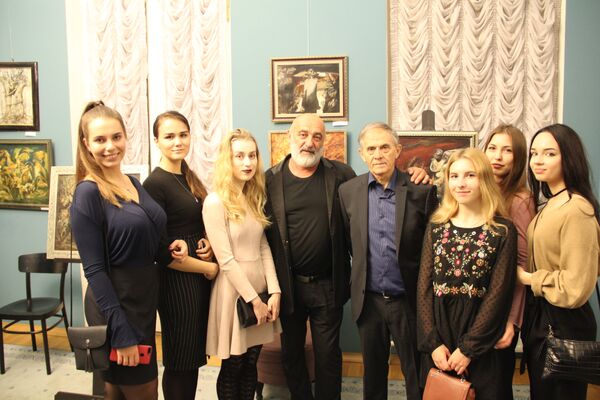 Лаврентий Касоев с художником Михаилом Кулумбеговым и ученицами Лаврентий Касоев с художником Михаилом Кулумбеговым и ученицами - Sputnik Южная Осетия
