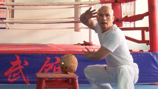 Быстрее Брюса Ли: мастер кунг-фу разбивает кокосы голыми руками - Sputnik Южная Осетия