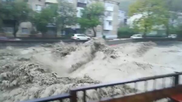 Машины плавали по городу, рухнул мост — видео наводнения в Туапсе - Sputnik Южная Осетия