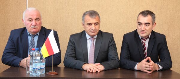 Президент Анатолий Бибилов ознакомился с условиями работы Югоссельхознадзора Президент Анатолий Бибилов ознакомился с условиями работы Югоссельхознадзора - Sputnik Хуссар Ирыстон