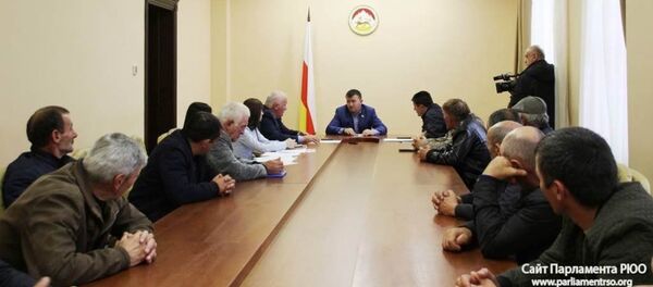 Петр Гассиев принял у себя группу фермеров Петр Гассиев принял у себя группу фермеров - Sputnik Южная Осетия