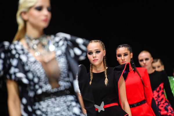 Модели демонстрирует одежду из коллекции дизайнера Джемала Махмудова на неделе моды Moscow Fashion Week в Москве - Sputnik Южная Осетия