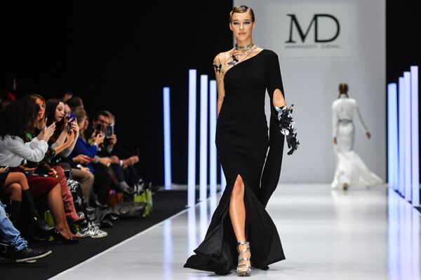 Модель демонстрирует одежду из новой коллекции дизайнера Джемала Махмудова на закрытом показе в рамках недели моды Moscow Fashion Week в Гостином дворе в Москве - Sputnik Южная Осетия