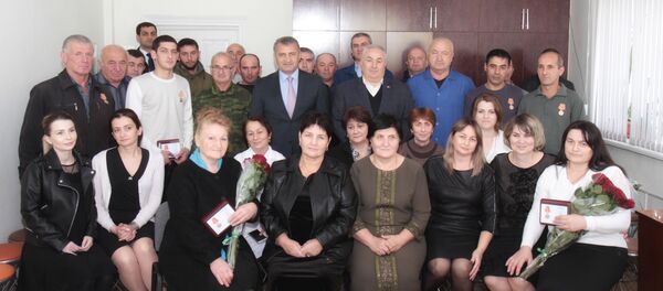 Анатолий Бибилов наградил работников ЮОПХБИ Анатолий Бибилов наградил работников ЮОПХБИ - Sputnik Южная Осетия