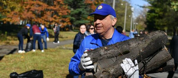 Битаров и добровольцы убрали улицы Владикавказа после стихии - Sputnik Южная Осетия