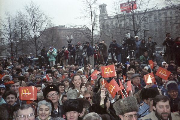 Во время торжественного открытия ресторана McDonald's в Москве, 1990 год - Sputnik Южная Осетия