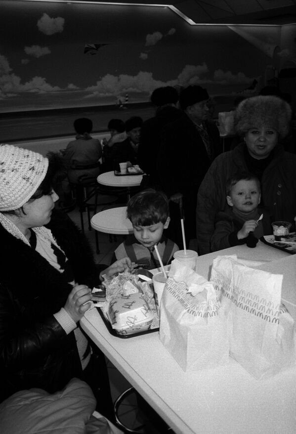 Посетители первого ресторана McDonald's в Москве, 1990 год - Sputnik Южная Осетия