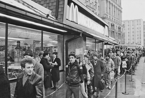 31 января 1990 года на Пушкинской площади открылся первый в Москве советско-канадский ресторан McDonald's, у входа в который образовалась огромная очередь желающих попасть в ресторан - Sputnik Южная Осетия