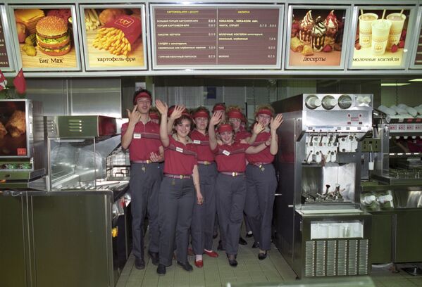 С улыбкой встречают посетителей работники McDonald's в Москве, 1990 год - Sputnik Южная Осетия