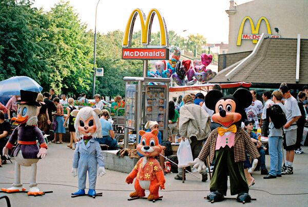 Персонажи американских мультфильмов у входа в кафе McDonald's на Пушкинской площади - Sputnik Южная Осетия