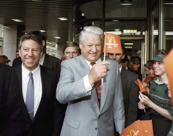 Президент России Борис Ельцин на церемонии открытия второго ресторана McDonald's в Газетном переулке. - Sputnik Южная Осетия