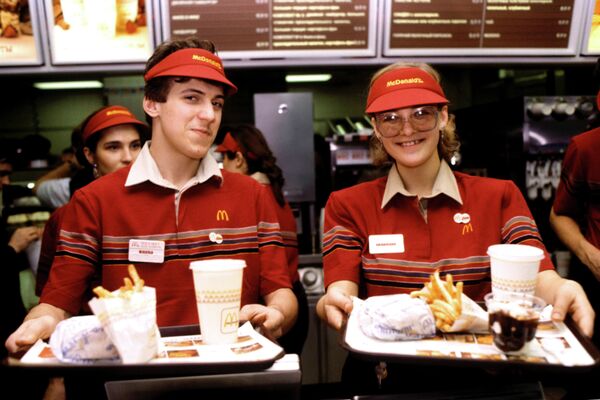 Официанты, работающие в совместном советско-канадском ресторане McDonald's, прошли 1000-часовой курс обучения в Канаде. - Sputnik Южная Осетия