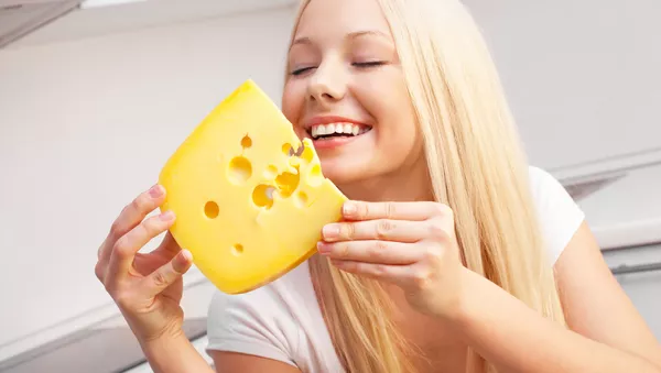 Девушка с куском сыра