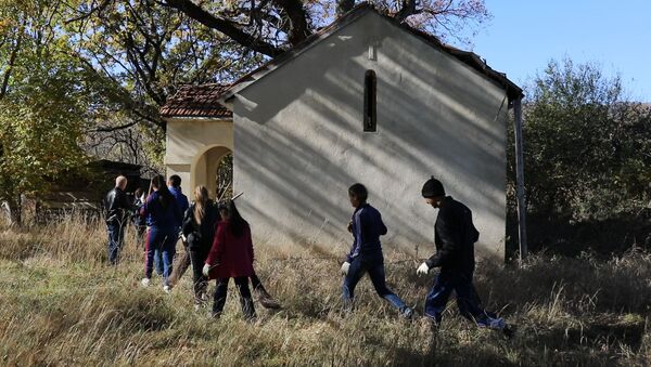 Полезный труд и урок истории: как дети из интерната в Цхинвале убирали святилища - Sputnik Южная Осетия