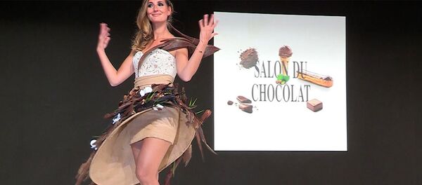 Вкусные платья: дефиле в нарядах из шоколада Вкусные платья: дефиле в нарядах из шоколада - Sputnik Южная Осетия