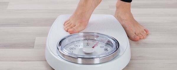 Женщина на напольных весах Женщина на напольных весах - Sputnik Южная Осетия