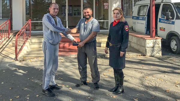 Во Владикавказе молодой человек принес в отдел полиции найденную борсетку с деньгами - Sputnik Южная Осетия