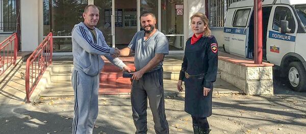 Во Владикавказе молодой человек принес в отдел полиции найденную борсетку с деньгами Во Владикавказе молодой человек принес в отдел полиции найденную борсетку с деньгами - Sputnik Южная Осетия