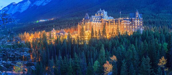 Отель Fairmont Banff Springs Hotel в Канаде. Легенда гласит, что во время строительство отеля, рабочие забыли сделать в одной из комнат двери и окна. Но, из-за страха перед своим начальником, они просто решили скрыть этот факт. Но, чем больше людей заселяло этот отель, тем больше из них постоянно жаловались на странные шорохи, звуки, царапания. Руководство отеля решило забаррикадировать вход в номер. Помимо этого, в отеле есть три привидения: бывший швейцар Сэм, который помогает постояльцам, невеста, когда-то сгоревшая в отеле и женщина в красном, погибшая в автокатастрофе, которая часто пугает гостей. - Sputnik Южная Осетия
