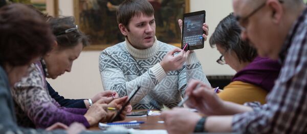 Спецкурс Обучение планшетной грамоте для пенсионеров Спецкурс Обучение планшетной грамоте для пенсионеров - Sputnik Южная Осетия