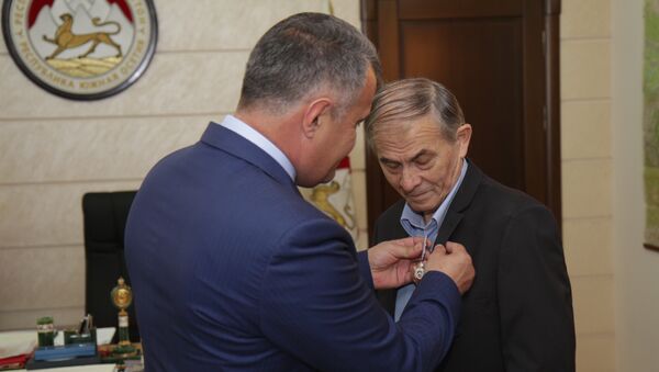 Президент РЮО наградил Народного художника республики Орденом Почета - Sputnik Южная Осетия