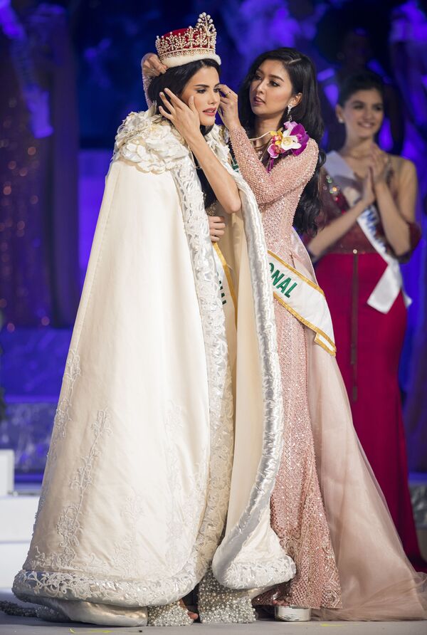 Победительница конкурса красоты Мисс Интернешнл-2018 Мария Кларет Веласко Гарсиа из Венесуэлы получает корону от прошлогодней победительницы Кевин Лилианы из Индонезии - Sputnik Южная Осетия