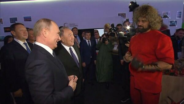 Путину в Казахстане подарили завязанный в узел гвоздь - видео - Sputnik Южная Осетия
