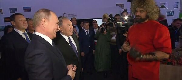 Путину в Казахстане подарили завязанный в узел гвоздь - видео - Sputnik Южная Осетия