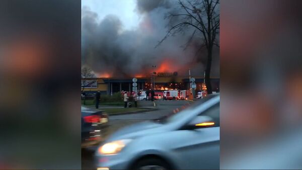 Крупный пожар в петербургском гипермаркете. Кадры с места ЧП - Sputnik Южная Осетия