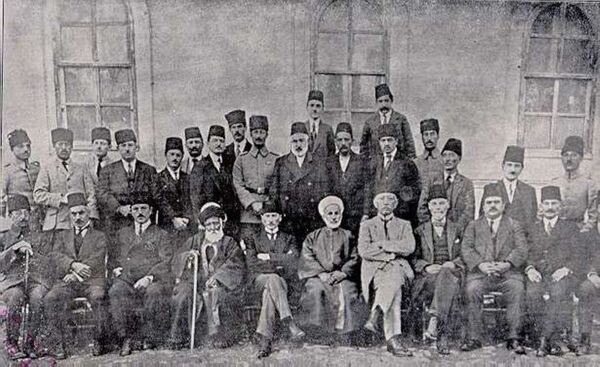 Мустафа Кемаль вместе с членами Сивасского конгресса (сентябрь 1919) Мустафа Кемаль вместе с членами Сивасского конгресса (сентябрь 1919) - Sputnik Южная Осетия