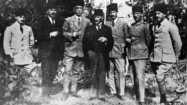 Слева направо : Музафер Кылыч, Абхаз  Рауф  (Орбай), Бекир Сами  (Кундух), Мустафа Кемаль  Kemal (Ататюрк), Рушен  Эшреф (Юнайдын), Джемиль  Джахит  (Тойдемир), Джеват Аббас (Гюрер) сентябрь 1919 - Sputnik Южная Осетия