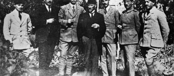 Слева направо : Музафер Кылыч, Абхаз Рауф (Орбай), Бекир Сами (Кундух), Мустафа Кемаль Kemal (Ататюрк), Рушен Эшреф (Юнайдын), Джемиль Джахит (Тойдемир), Джеват Аббас (Гюрер) сентябрь 1919 Слева направо : Музафер Кылыч, Абхаз Рауф (Орбай), Бекир Сами (Кундух), Мустафа Кемаль Kemal (Ататюрк), Рушен Эшреф (Юнайдын), Джемиль Джахит (Тойдемир), Джеват Аббас (Гюрер) сентябрь 1919 - Sputnik Южная Осетия