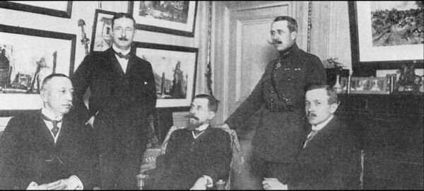 Слева направо: Бекир Сами (Кундух), французский делегат, Зекаи Апайдын, слева стоит Хюсрев (Гередэ) Бей. Слева направо: Бекир Сами (Кундух), французский делегат, Зекаи Апайдын, слева стоит Хюсрев (Гередэ) Бей. - Sputnik Южная Осетия