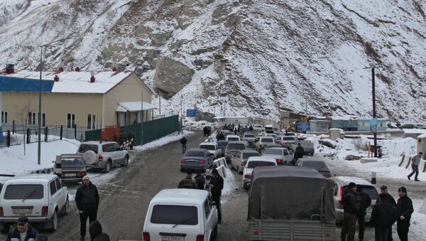 Очередь автомобилей на границе Южной Осетии и России около Рокского тоннеля. - Sputnik Южная Осетия