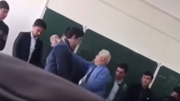 В Бухаре преподаватель избил студентов, пришедших без галстуков - Sputnik Южная Осетия