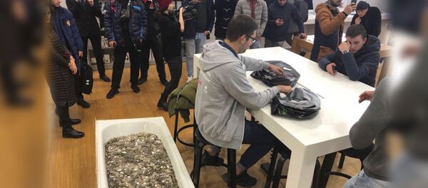 В Москве покупатель iPhone расплатился ванной мелочи В Москве покупатель iPhone расплатился ванной мелочи - Sputnik Южная Осетия