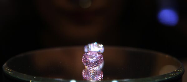 Редчайший розовый бриллиант продали на аукционе за $50,37 миллиона - Sputnik Южная Осетия