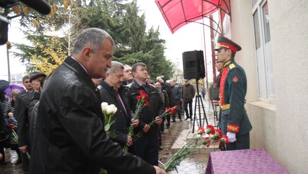Открытие мемориальной доски в память об Аслане Агузарове - Sputnik Южная Осетия