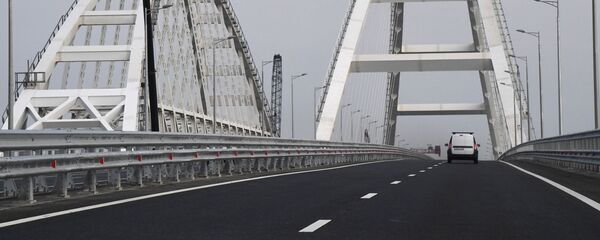 Автомобильное движение по автодорожной части Крымского моста Автомобильное движение по автодорожной части Крымского моста - Sputnik Южная Осетия