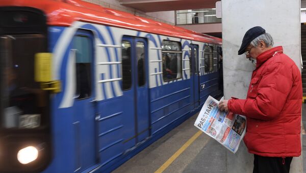 Мужчина ждет поезд на платформе станции Парк Культуры  Московского метрополитена - Sputnik Южная Осетия