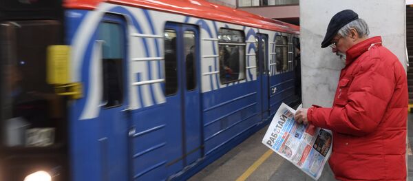 Мужчина ждет поезд на платформе станции Парк Культуры  Московского метрополитена Мужчина ждет поезд на платформе станции Парк Культуры  Московского метрополитена - Sputnik Южная Осетия