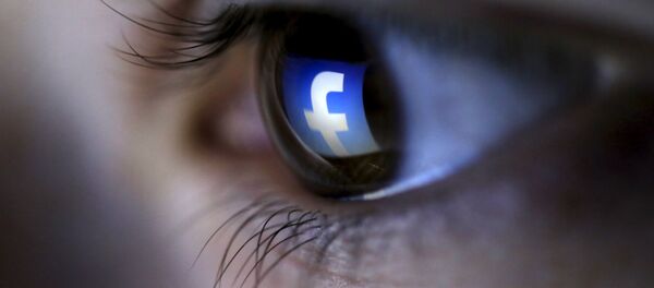 Отражение логотипа Facebook в глазах ребенка Отражение логотипа Facebook в глазах ребенка - Sputnik Южная Осетия