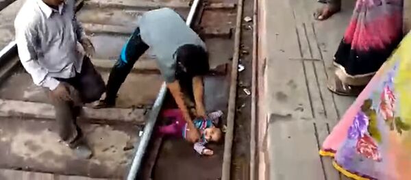 Ребенок упал на рельсы Ребенок упал на рельсы - Sputnik Южная Осетия