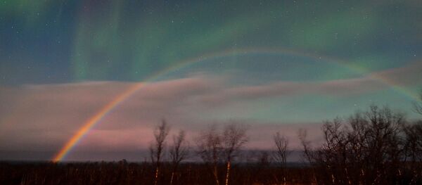 Ученые засняли лунную радугу и полярное сияние одновременно Ученые засняли лунную радугу и полярное сияние одновременно - Sputnik Южная Осетия