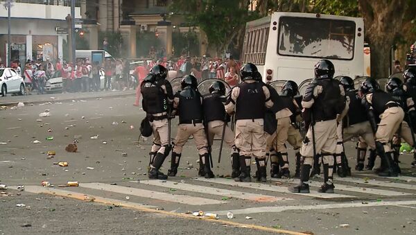 Беспорядки в Буэнос-Айресе перед финальным матчем Кубка Либертадорес - Sputnik Южная Осетия