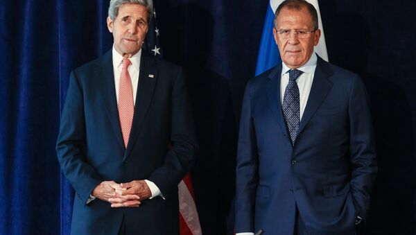 Министр иностранных дел РФ Сергей Лавров (справа) и Госсекретарь США Джон Керри - Sputnik Южная Осетия