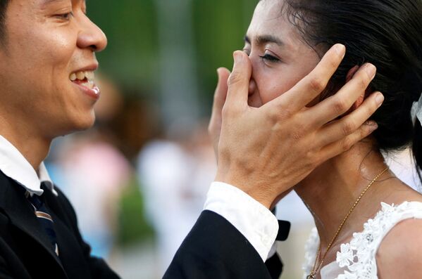 Жених утешает свою невесту, проигравшую забег невест в Таиланде - Sputnik Южная Осетия