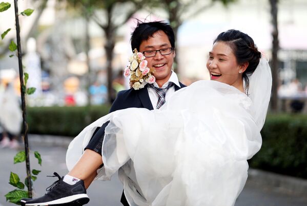 Участники Забега невест в Бангкоке, Таиланд - Sputnik Южная Осетия