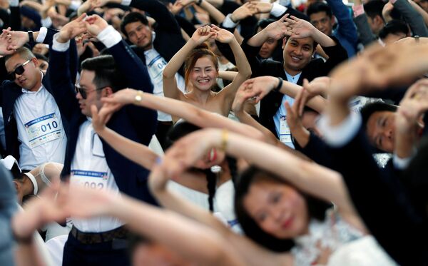 Разминка участников перед Забегом невест в Бангкоке, Таиланд - Sputnik Южная Осетия